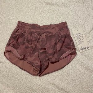 lululemon hotty hot 2’5” shorts